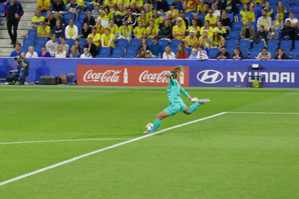 Alyssa Naeher sending the ball downfield, USWNT v Sweden, Le Havre, June 20, 2019