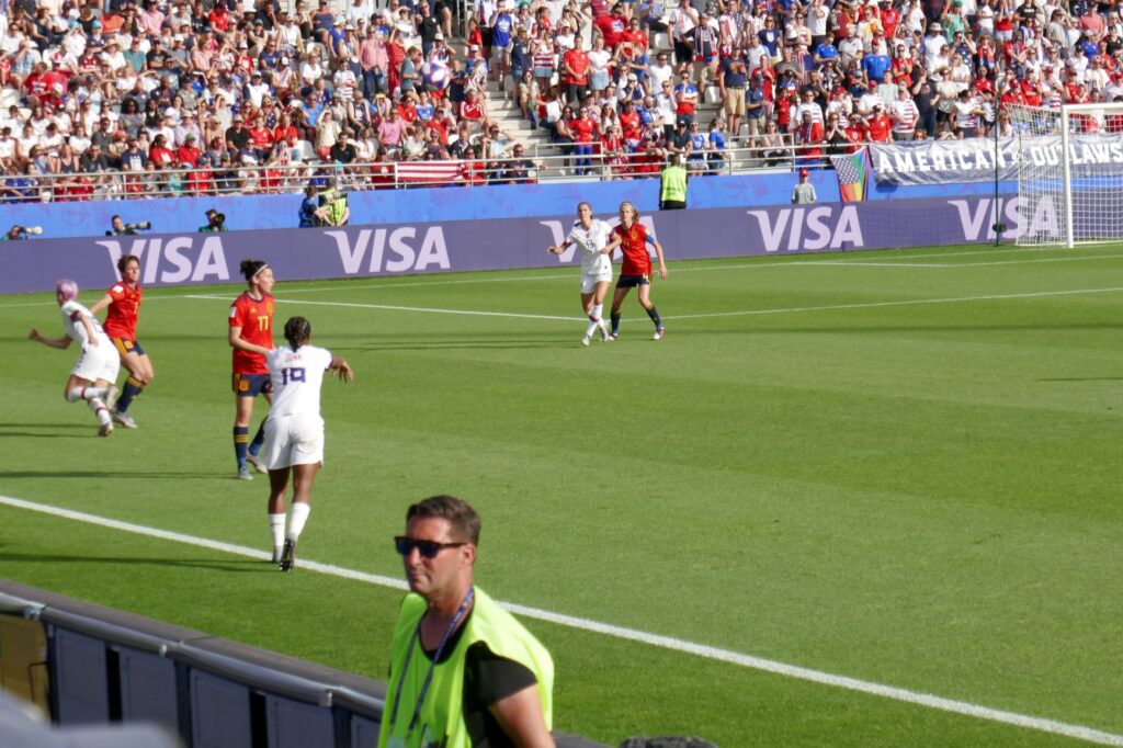 Crystal Dunn Throws the ball in, USWNT v Spain, Reims, June 24, 2019